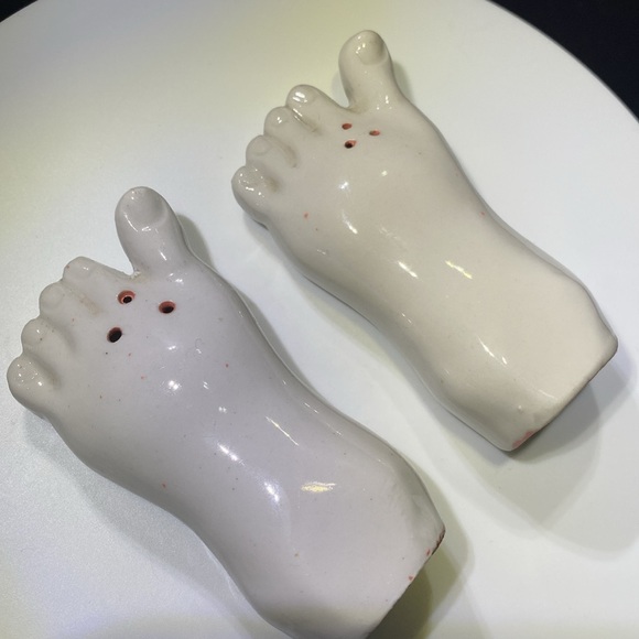 Vintage 1950’s Rare Japanese feet Whimsical Salt & Pepper Shakers - Picture 3 of 8